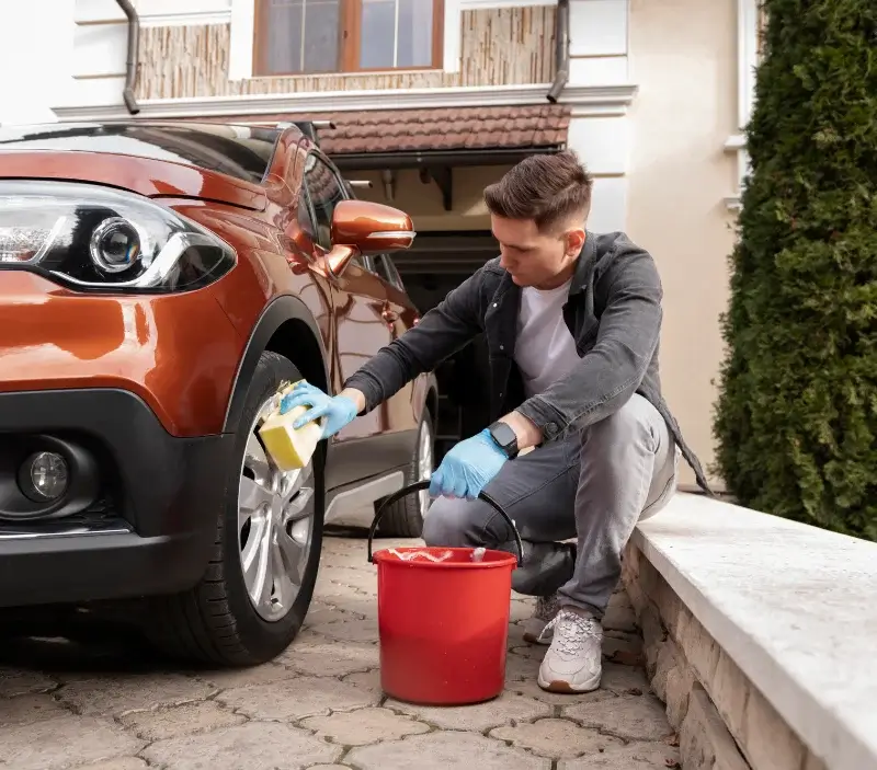 Lavage auto à domicile Bielle : professionnel intervenant sur un véhicule